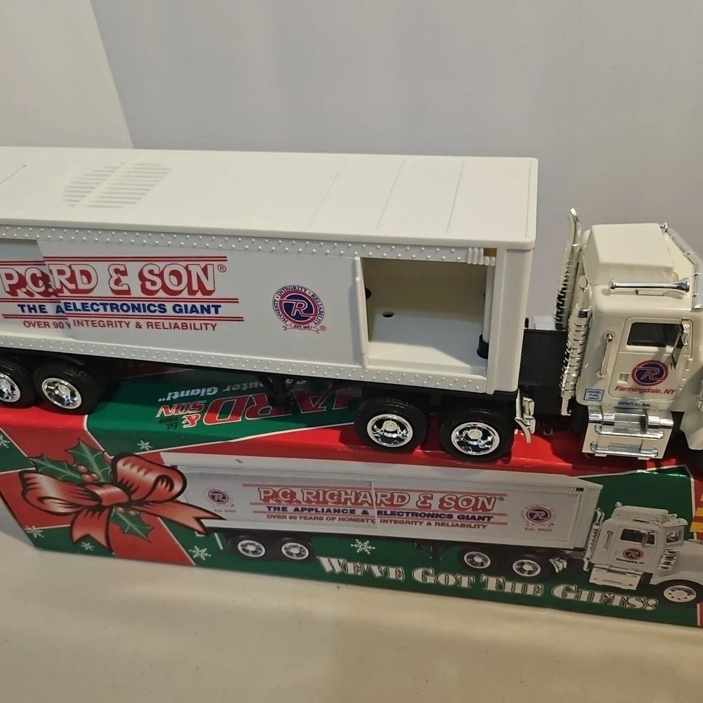 P.C. RICHARD & SON 1999 18-WHEELER FREIGHT TAYLOR MADE TRUCK 1:32 COIN BANK